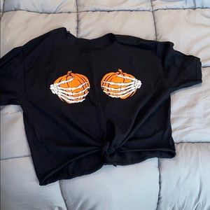 pumpkin/skull boobie tee :)